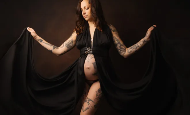 Photographe professionnelle shooting photo grossesse avec voilages en studio à Besançon, Besançon, TAILS PHOTOGRAPHIE