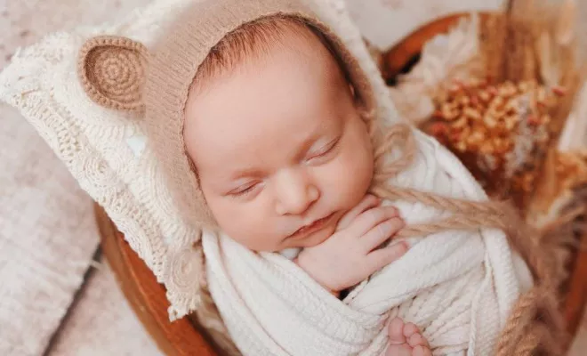 Shooting photo naissance avec emmaillotage et décors à Besançon, Besançon, TAILS PHOTOGRAPHIE