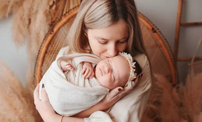 Shooting photo naissance avec emmaillotage et décors à Besançon, Besançon, TAILS PHOTOGRAPHIE