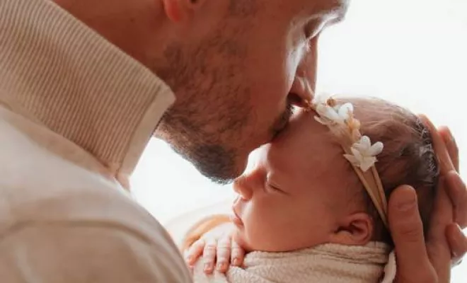 Shooting photo naissance avec emmaillotage et décors à Besançon, Besançon, TAILS PHOTOGRAPHIE