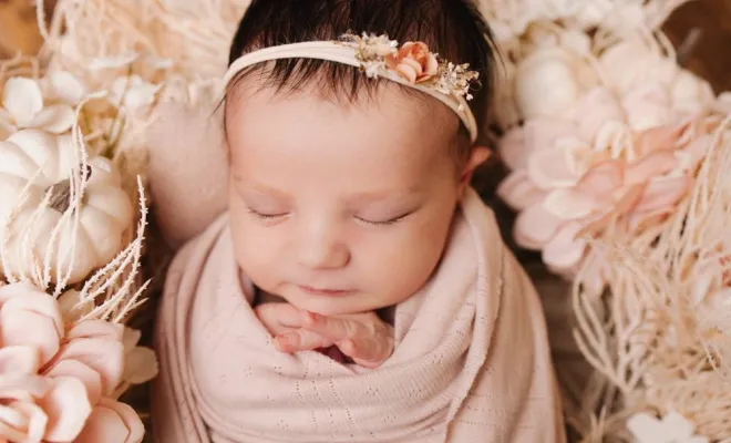 Photographe à Besançon pour shooting photo naissance doux et apaisant avec emmaillotage, Besançon, TAILS PHOTOGRAPHIE