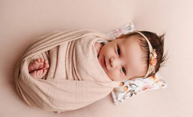 Photographe à Besançon pour shooting photo naissance doux et apaisant avec emmaillotage, Besançon, TAILS PHOTOGRAPHIE