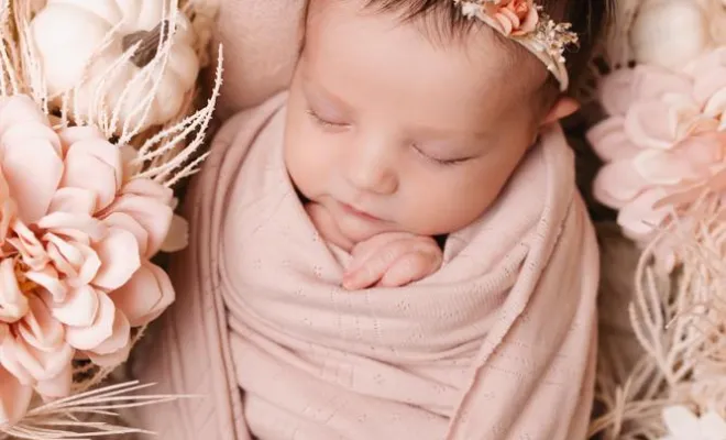 Photographe à Besançon pour shooting photo naissance doux et apaisant avec emmaillotage, Besançon, TAILS PHOTOGRAPHIE