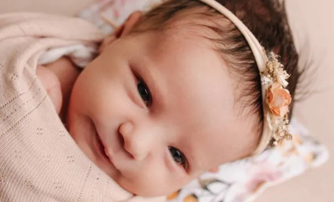 Photographe à Besançon pour shooting photo naissance doux et apaisant avec emmaillotage, Besançon, TAILS PHOTOGRAPHIE