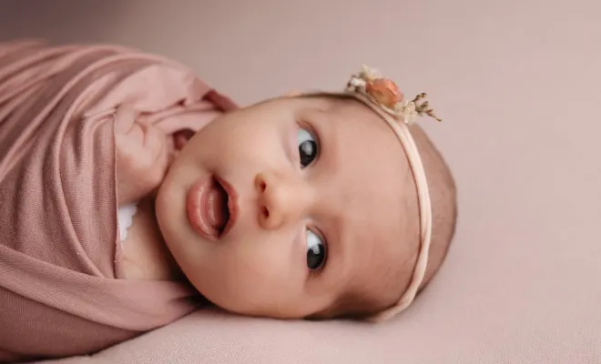 Photographe professionnelle shooting photo naissance en studio en Franche-Comté, Besançon, TAILS PHOTOGRAPHIE