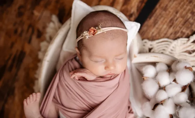 Photographe professionnelle shooting photo naissance en studio en Franche-Comté, Besançon, TAILS PHOTOGRAPHIE