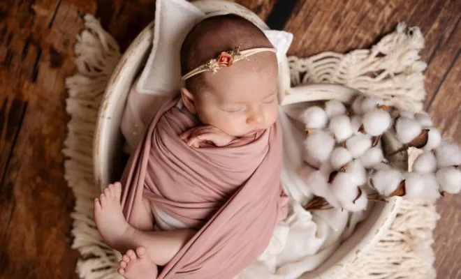 Photographe professionnelle shooting photo naissance en studio en Franche-Comté, Besançon, TAILS PHOTOGRAPHIE