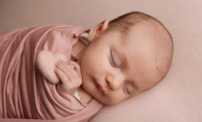 Photographe professionnelle shooting photo naissance en studio en Franche-Comté, Besançon, TAILS PHOTOGRAPHIE