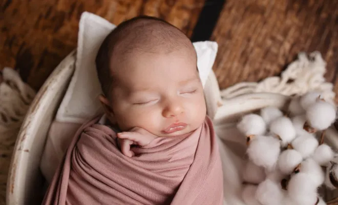 Photographe professionnelle shooting photo naissance en studio en Franche-Comté, Besançon, TAILS PHOTOGRAPHIE