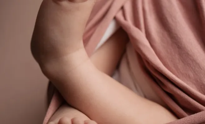 Photographe professionnelle shooting photo naissance en studio en Franche-Comté, Besançon, TAILS PHOTOGRAPHIE