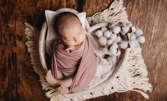 Photographe professionnelle shooting photo naissance en studio en Franche-Comté, Besançon, TAILS PHOTOGRAPHIE