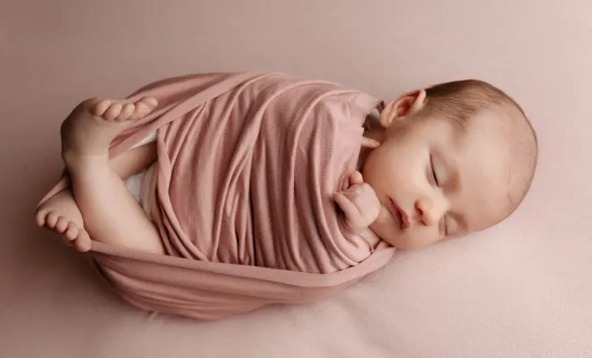 Photographe professionnelle shooting photo naissance en studio en Franche-Comté, Besançon, TAILS PHOTOGRAPHIE