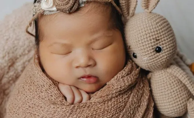 Photographe professionnelle shooting photo naissance en studio avec emmaillotage à Besançon, Besançon, TAILS PHOTOGRAPHIE