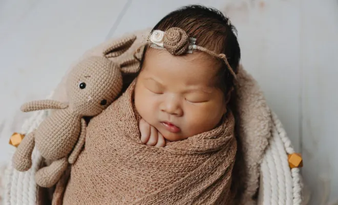 Photographe professionnelle shooting photo naissance en studio avec emmaillotage à Besançon, Besançon, TAILS PHOTOGRAPHIE