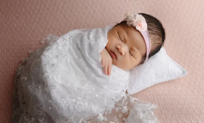 Photographe professionnelle shooting photo naissance en studio avec emmaillotage à Besançon, Besançon, TAILS PHOTOGRAPHIE