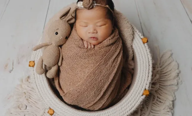 Photographe professionnelle shooting photo naissance en studio avec emmaillotage à Besançon, Besançon, TAILS PHOTOGRAPHIE