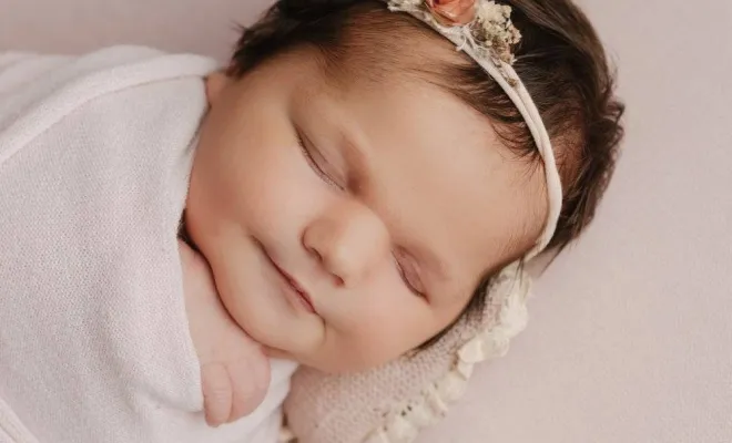 Photographe professionnelle shooting photo naissance en studio à Besançon, Besançon, TAILS PHOTOGRAPHIE