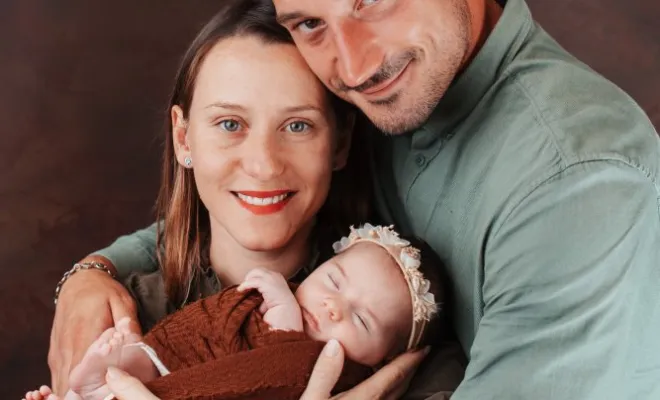 Shooting photo nouveau né avec enmmaillotage et photos de famille en studio à Besançon, Besançon, TAILS PHOTOGRAPHIE