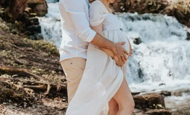 Photographe professionnelle shooting grossesse avec prêt de robes de grossesse à Besançon, Besançon, TAILS PHOTOGRAPHIE