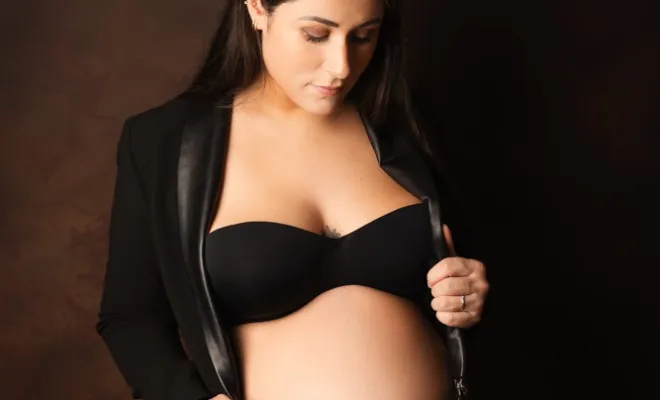 Photographe professionnelle shooting photo grossesse en studio à Besançon, Besançon, TAILS PHOTOGRAPHIE