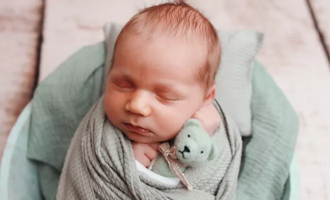 Photographe shooting naissance garçon à Besançon