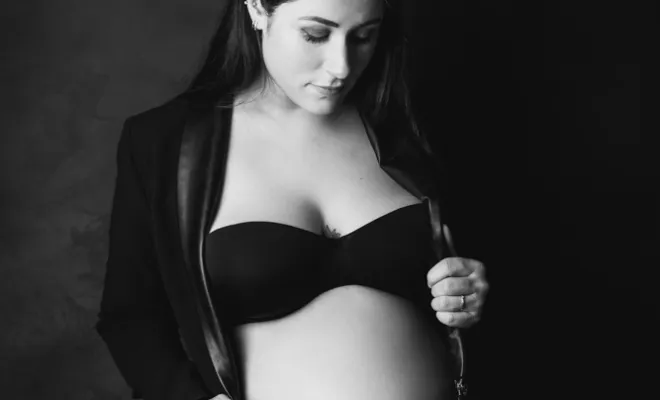 Photographe professionnelle shooting photo grossesse en studio à Besançon, Besançon, TAILS PHOTOGRAPHIE