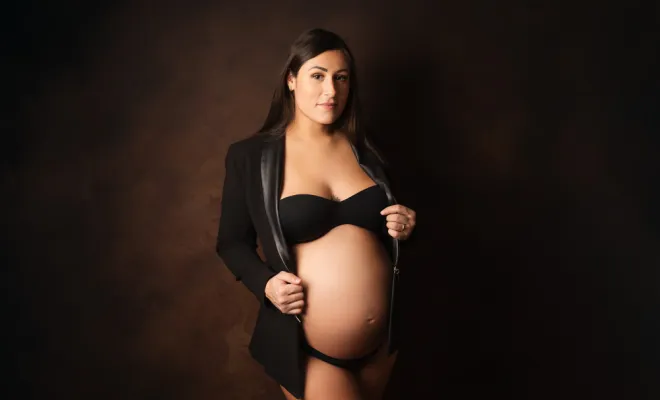 Photographe professionnelle shooting photo grossesse en studio à Besançon, Besançon, TAILS PHOTOGRAPHIE