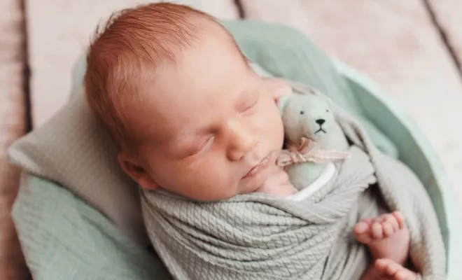 Photographe shooting naissance garçon à Besançon