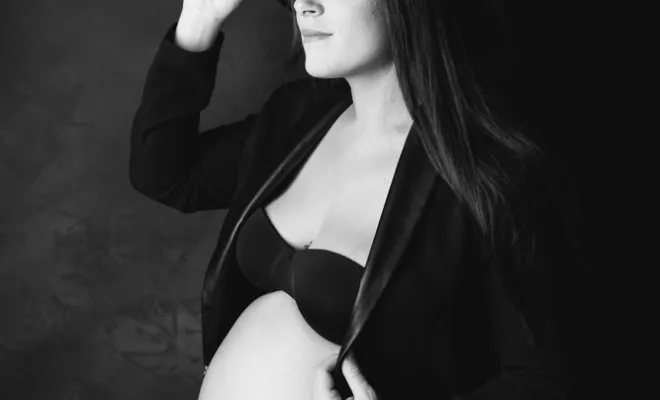 Photographe professionnelle shooting photo grossesse en studio à Besançon, Besançon, TAILS PHOTOGRAPHIE