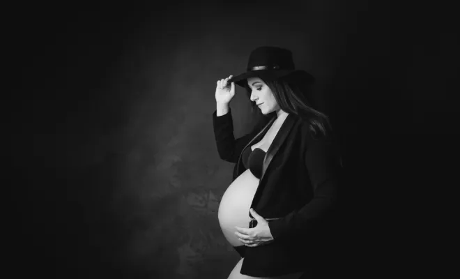 Photographe professionnelle shooting photo grossesse en studio à Besançon, Besançon, TAILS PHOTOGRAPHIE