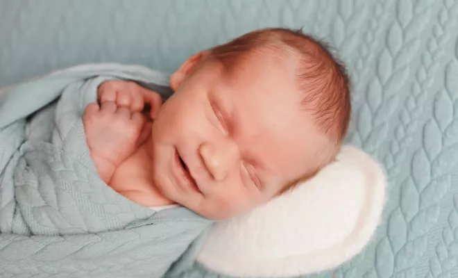 Photographe shooting naissance garçon à Besançon