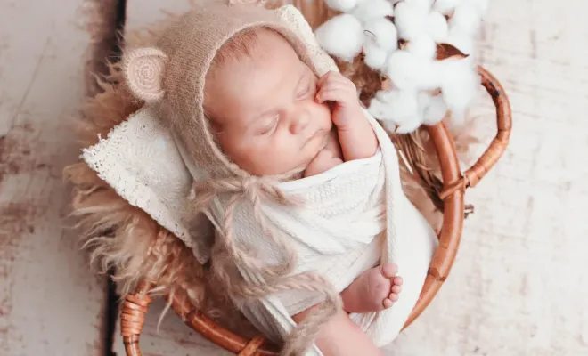 Shooting photo naissance en studio avec emmaillotage à Besançon, Besançon, TAILS PHOTOGRAPHIE