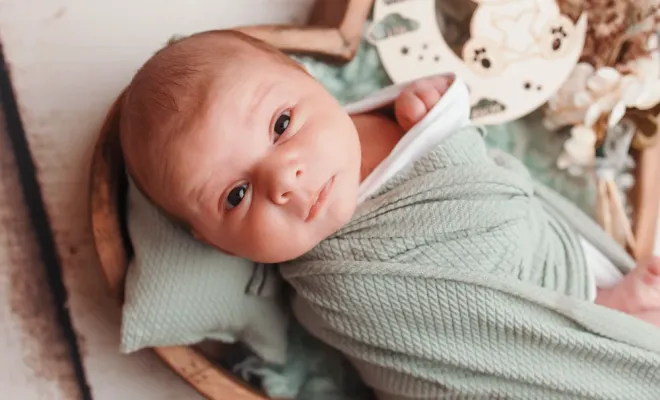 Shooting photo naissance en studio avec emmaillotage à Besançon, Besançon, TAILS PHOTOGRAPHIE