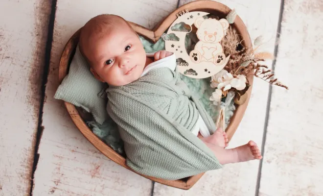 Shooting photo naissance en studio avec emmaillotage à Besançon, Besançon, TAILS PHOTOGRAPHIE