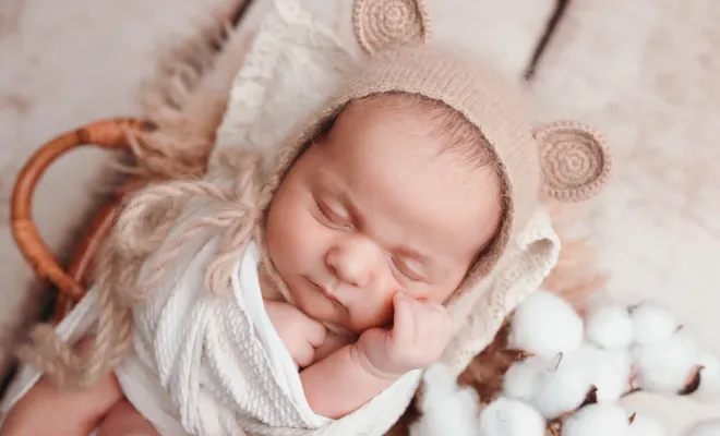 Shooting photo naissance en studio avec emmaillotage à Besançon, Besançon, TAILS PHOTOGRAPHIE