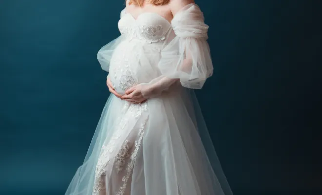 Photographe à Besançon : shooting grossesse en studio avec prêt de robes