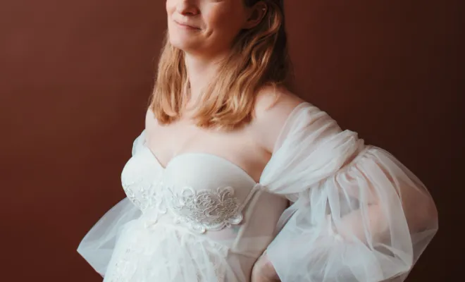 Photographe à Besançon : shooting grossesse en studio avec prêt de robes