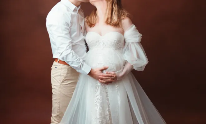 Photographe à Besançon : shooting grossesse en studio avec prêt de robes