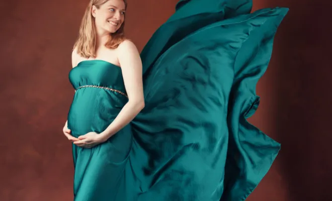 Photographe à Besançon : shooting grossesse en studio avec prêt de robes