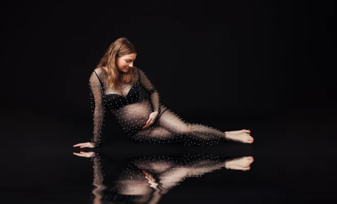 Photographe à Besançon : shooting grossesse en studio avec prêt de robes