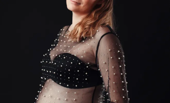 Photographe à Besançon : shooting grossesse en studio avec prêt de robes