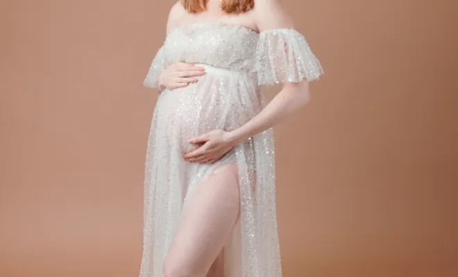 Photographe à Besançon : shooting grossesse en studio avec prêt de robes