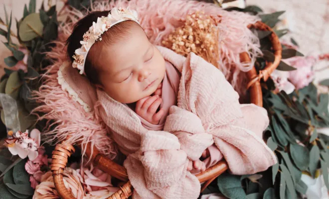 Photographe à Besançon : shooting nouveau-né avec décors en studio