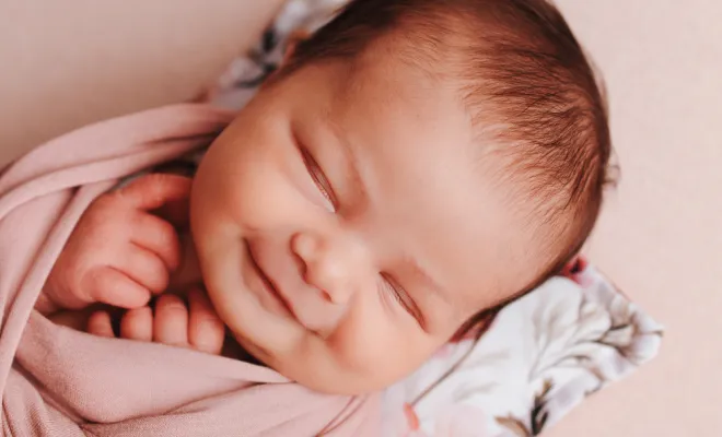 Photographe à Besançon : shooting nouveau-né avec décors en studio