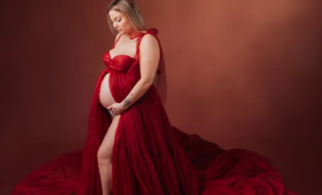 Photographe à Besançon shooting grossesse romantique en couple en studio