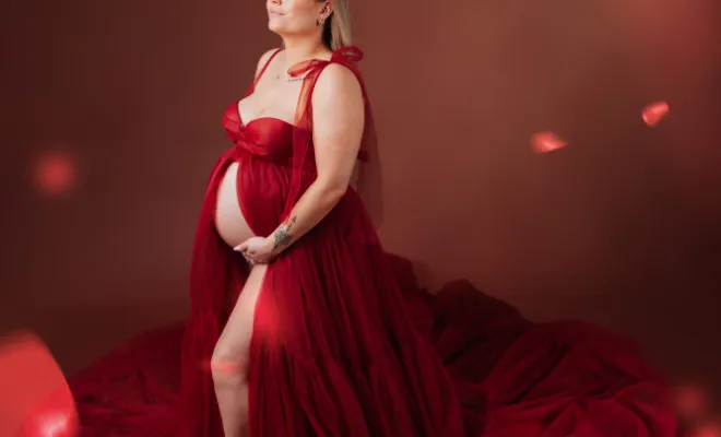 Photographe à Besançon shooting grossesse romantique en couple en studio