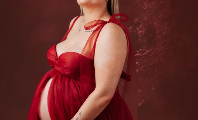 Photographe à Besançon shooting grossesse romantique en couple en studio