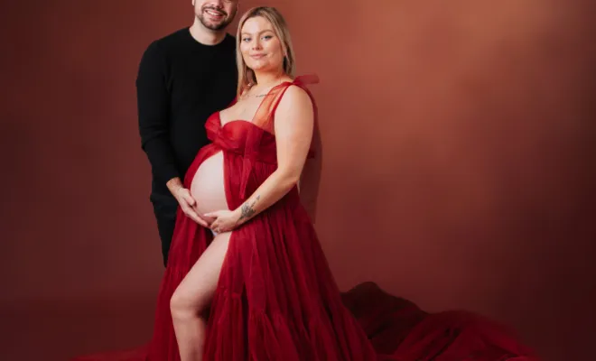 Photographe à Besançon shooting grossesse romantique en couple en studio