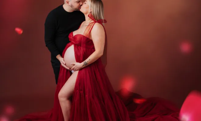 Photographe à Besançon shooting grossesse romantique en couple en studio