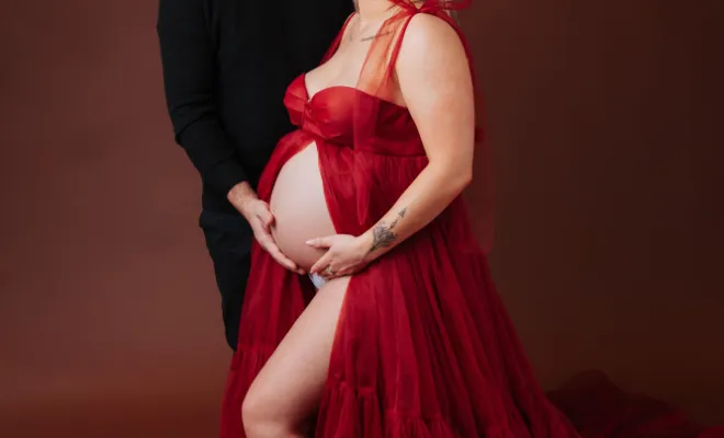 Photographe à Besançon shooting grossesse romantique en couple en studio